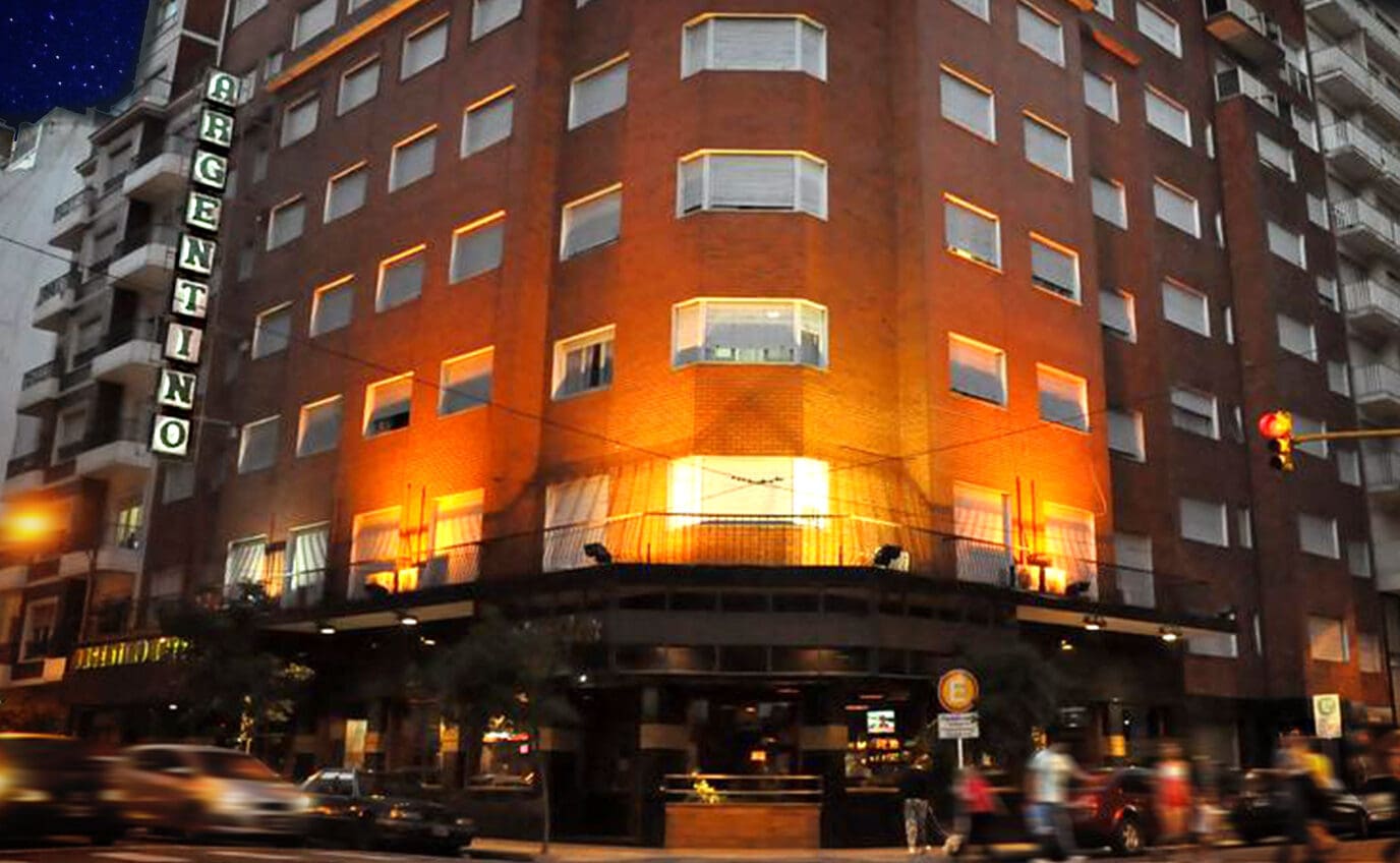 Tensión en el centro: En pleno temporal, tuvieron que evacuar a más de 250 huéspedes un reconocido hotel 1 argentino e1699714231959