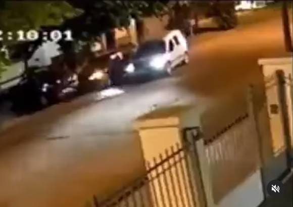 Video: Conductor se da a la fuga en Mar del Plata, después de chocar un auto estacionado con su camioneta 1 choque