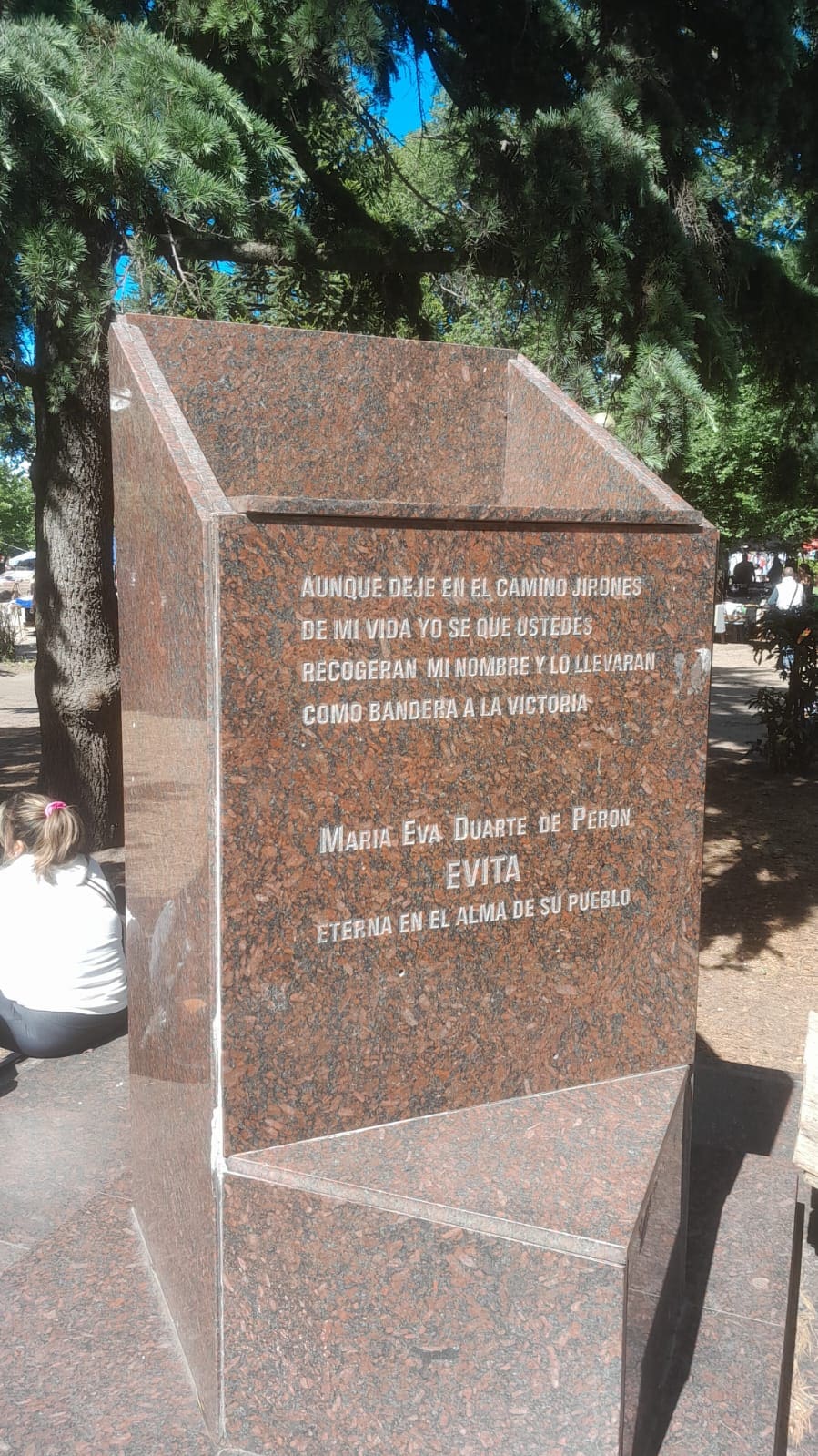 ¡Indignante! Robaron un busto de bronce de Eva Perón en Mar del Plata