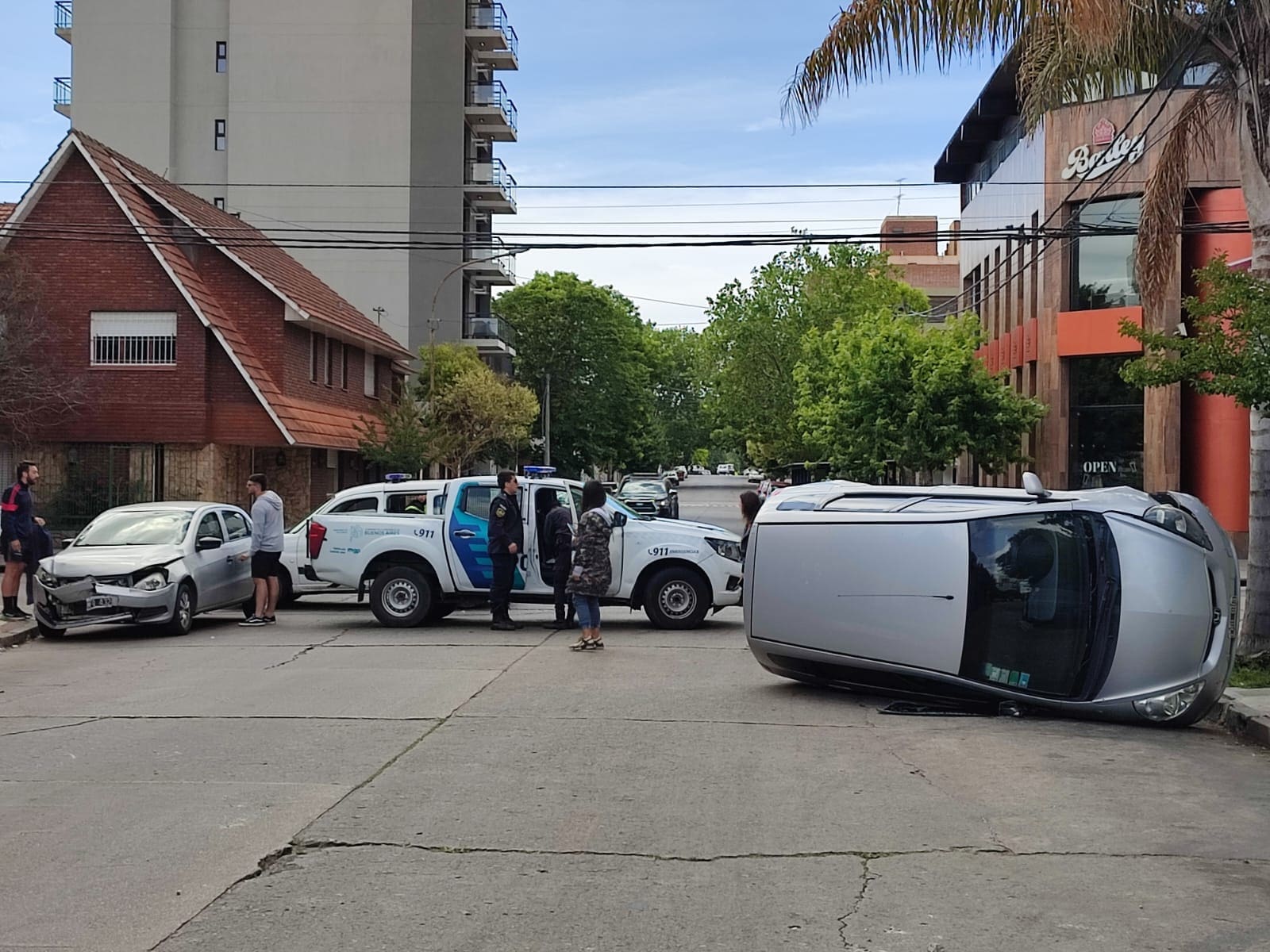 Violento choque y vuelco sacude el macrocentro de Mar del Plata 1 IMG 20231209 WA0006