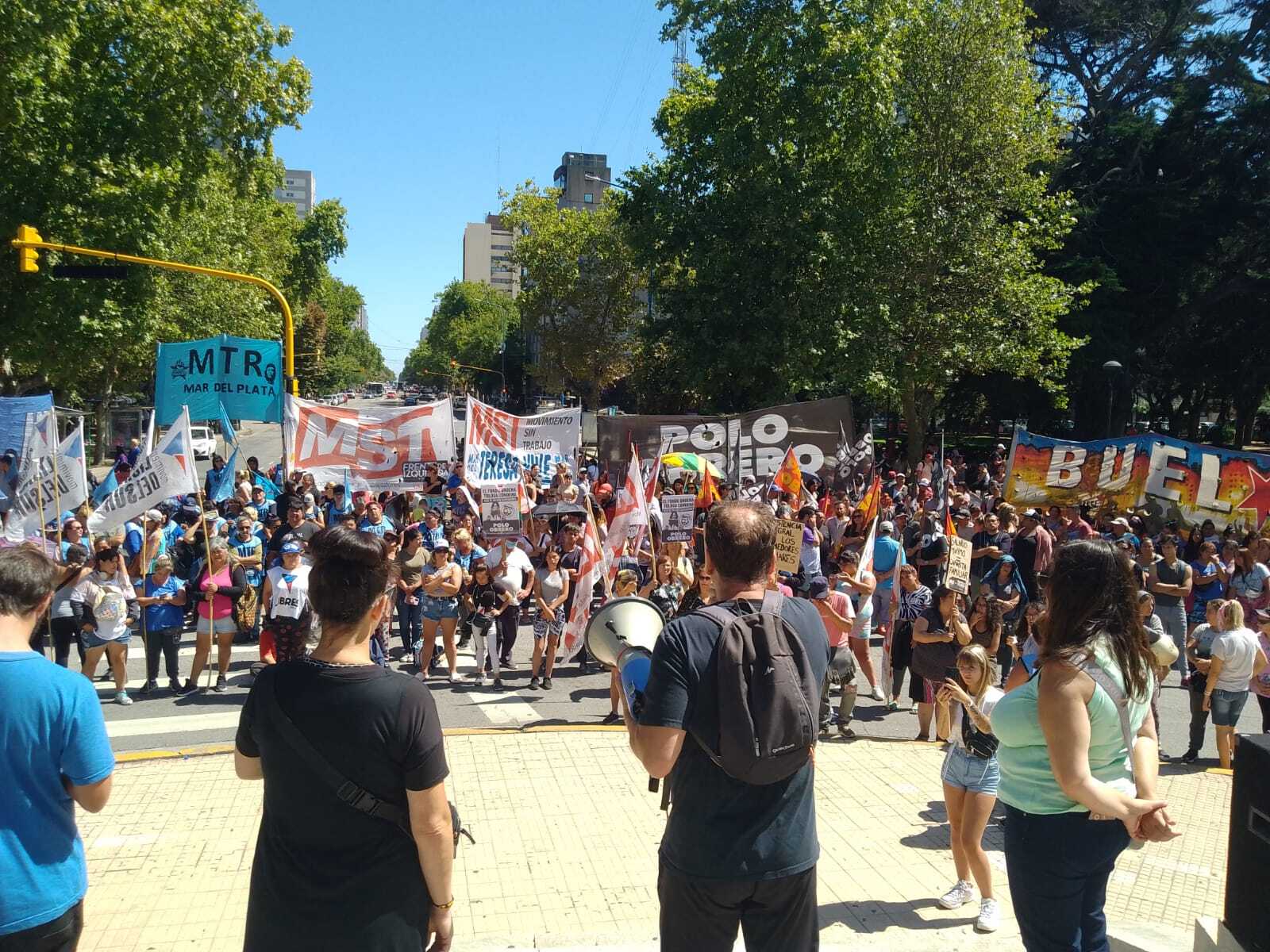 Crisis en Mar del Plata: Conflictos con organizaciones sociales y empleados municipales marcan un diciembre convulsionado 1 movilizacion