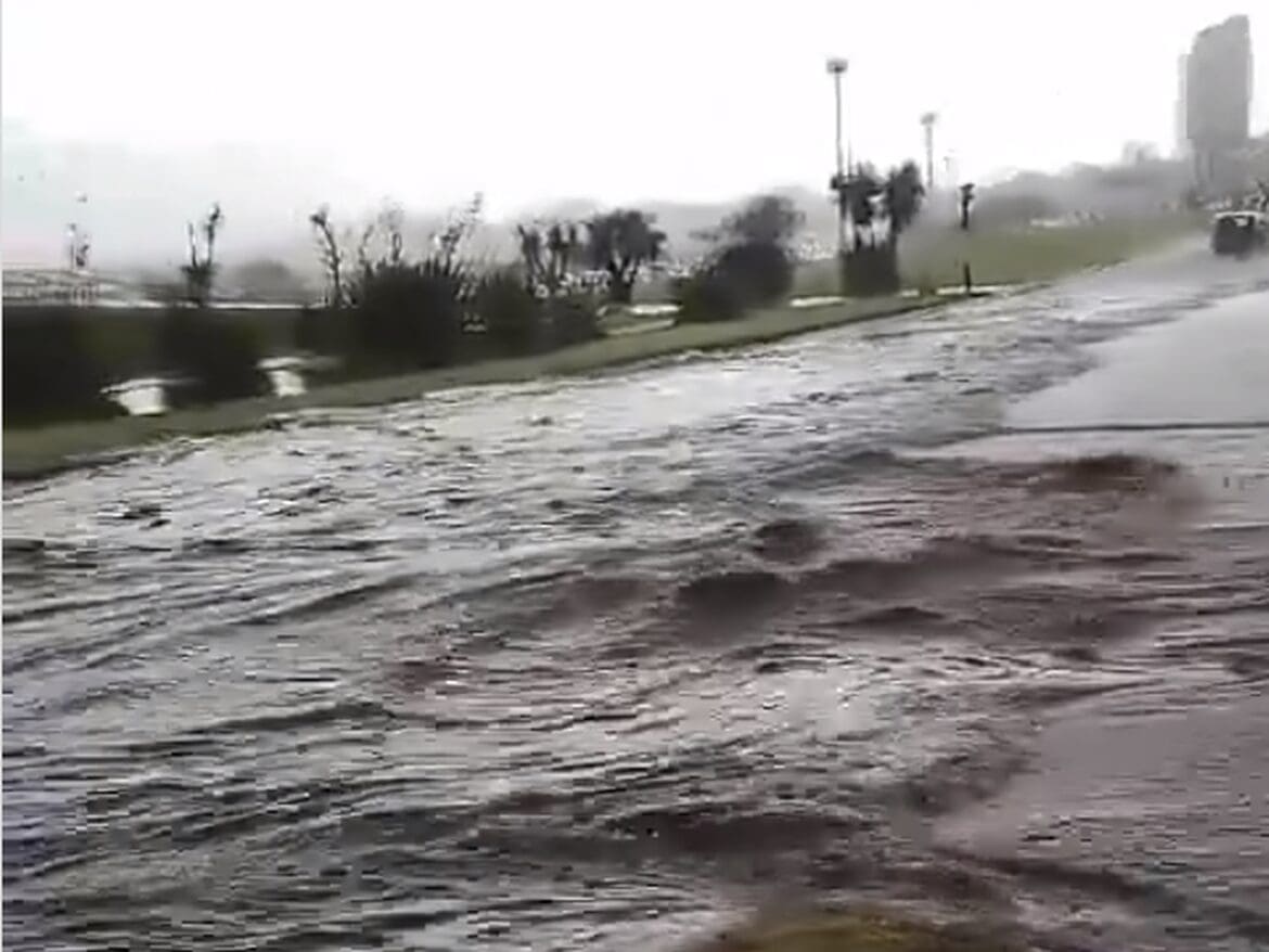 Inundaciones en Punta Mogotes generan caos tras una intensa tormenta en Mar del Plata
