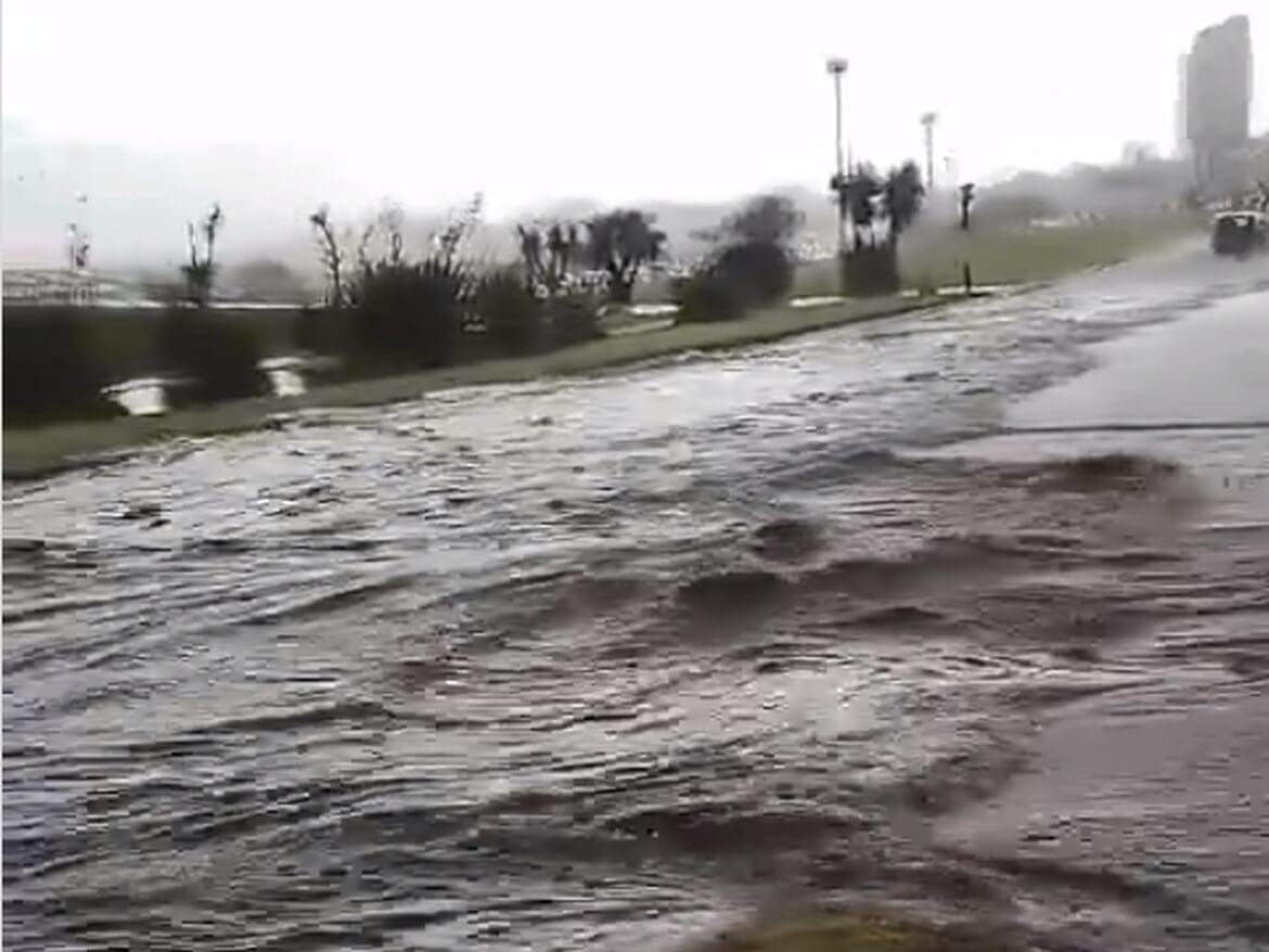 Inundaciones en Punta Mogotes generan caos tras una intensa tormenta en Mar del Plata 1 inundacion