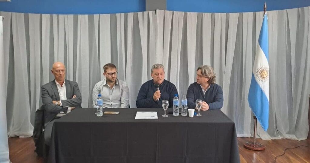 Empleados de Comercio hizo entrega de un documento en apoyo a la universidad pública 1 IMG 20240422 WA0020