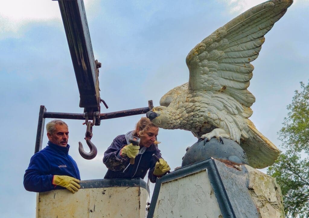 Restauran la escultura histórica del Águila en Mar del Plata 1 IMG 20240426 WA0026