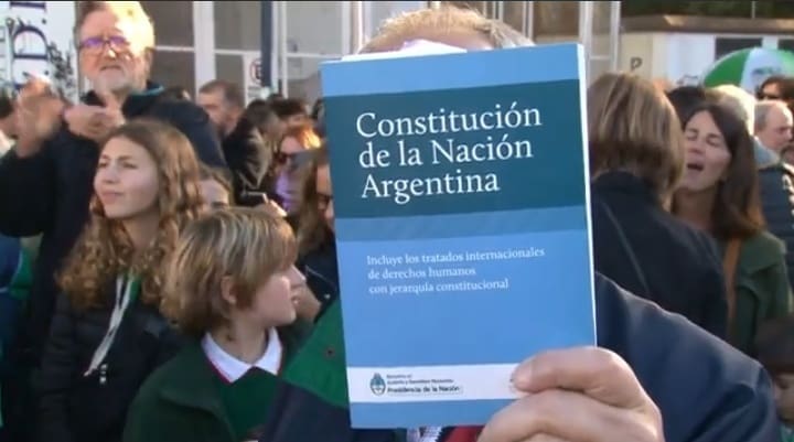 Video: Mar del Plata se unió en una histórica marcha por la universidad pública 1 Screenshot 2024 04 24 09 16 23 447 com.google.android.youtube 01