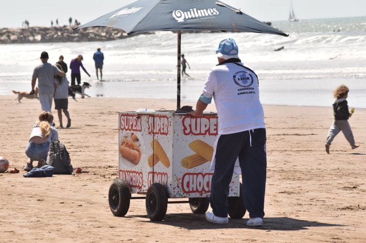 Venta ambulante en Mar del Plata: entre el crecimiento del sector por la crisis a la falta de una regulación municipal 1 vendedor playa