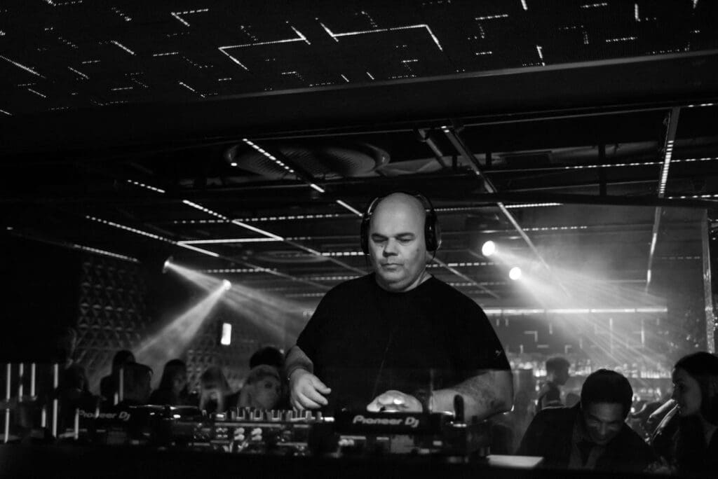 Vuelve la magia de los 80' y 90' con los mejores éxitos musicales junto a 9 DJs 1 DJ 1