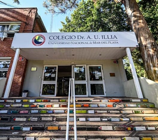 Alumnos del Colegio Nacional Illia proponen celebrar la Independencia con Empanadas y Locro 1 IlliaPuerta