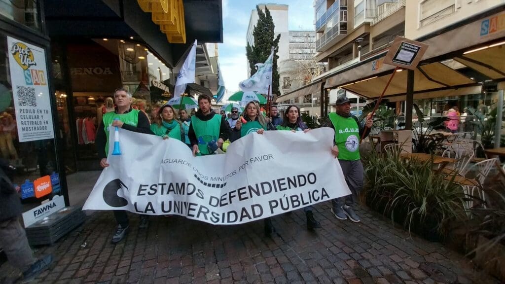El Ruidazo Universitario en Mar del Plata: Una Llamada a la Defensa de la Educación Pública 1 IMG 20240815 WA0016