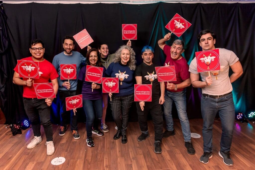 Estrena “Vacas Sagradas”, una comedia argenta y delirante sobre un “discriminador serial” 1 WhatsApp Image 2024 11 15 at 8.42.19 AM