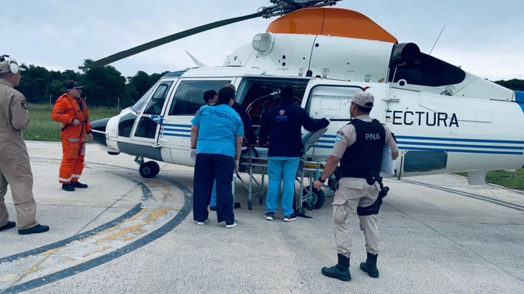Emergencia en alta mar: Prefectura aeroevacuó a un tripulante con problemas cardíacos 1 evacuado