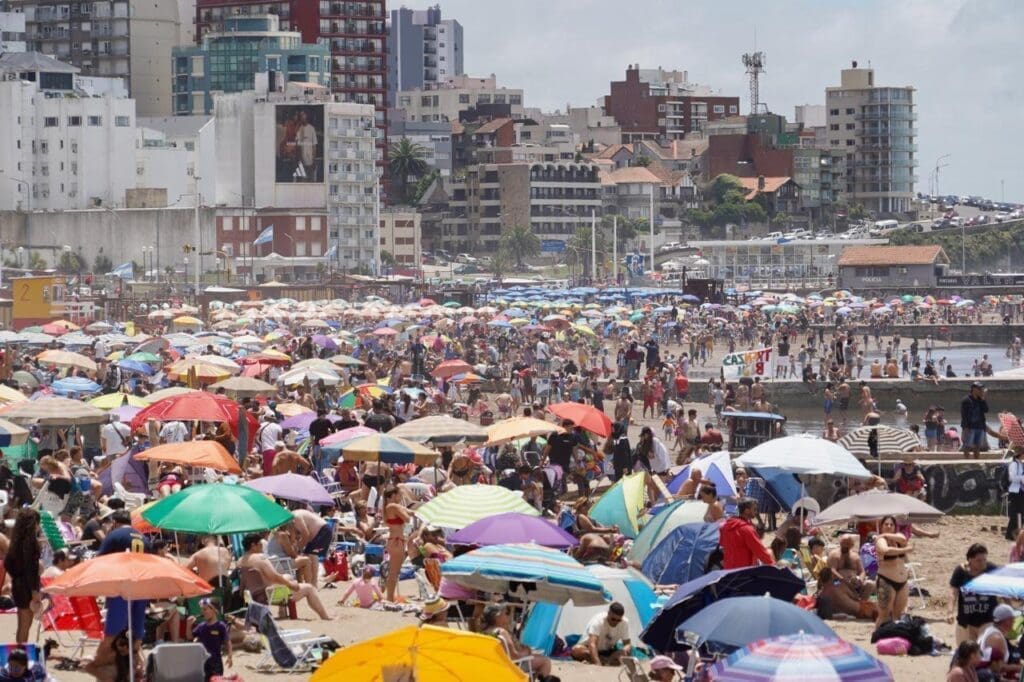 PLAYAS COLMADAS EN MAR DEL PLATA: Scioli destacó la temporada 2025 2 playa 1