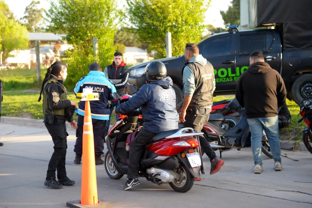 Operativos en la vía pública: 122 infracciones por cuidacoches, 280 motos secuestradas y 22 aprehendidos en lo que va de abril 1 moto