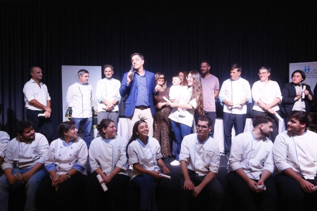 Egresaron más de 200 alumnos de la Escuela de Hotelería y Gastronomía de UTHGRA Mar del Plata 1 IMG 20250502 WA0055