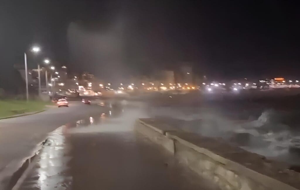 El Paseo Dávila azotado por el fuerte oleaje: destrozos y cierre del sector 1 Screenshot 2025 05 28 08 13 58 361 com.twitter.android